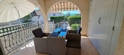 Location: Primorsko-goranska županija, Malinska-Dubašnica, Malinska. For sale is a beautiful apartment with a large terrace located on the high ground floor of a residential building in Malinska on the island of Krk! Total living area of the apartmen...
