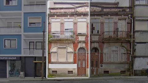 Immeuble sur la Rua João Oliveira Ramos - près de Rua Santa Catarina et très proche de la Praça do Marquês. Le bâtiment se compose de : 4 étages: Sous-sol, Rez-de-chaussée, 1er étage et 2e étage Espace extérieur au rez-de-chaussée 10 chambres 4 salle...