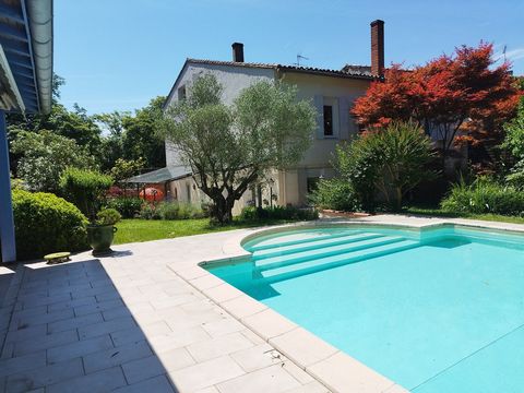 Welkom in deze charmante residentie, gelegen in het hart van Moissac, dichtbij winkels en scholen, in een omgeving doordrenkt van geschiedenis en rust. Dit oude huis, met zorg volledig gerenoveerd, biedt u een perfecte mix tussen de authenticiteit va...