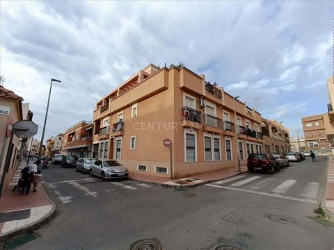 Wir präsentieren diese prächtige Wohnung in einem Wohngebäude in der charmanten Stadt Roquetas de Mar in der Provinz Almería. Bodeneigenschaften: Fläche: 75m² gut verteilt. Wohn-Esszimmer: Geräumig und hell, mit Zugang zu einer wunderschönen Terrasse...