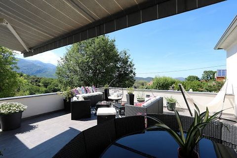 Rapale, à 20 minutes de Saint Florent, au coeur de la région du Nebbiu, très belle maison bâtie sur un terrain de 2 000 m² offrant un très beau jardin arboré et une jolie vue montagne et mer. Cette maison agréable et au calme propose : - au RDC, un g...