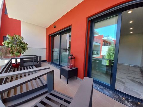 Apartment with 3 bedrooms and 3 bathrooms (two bedrooms en suite), two spacious balconies, a parking space, equipped kitchen, contemporary and high quality materials. Furthermore, it has air conditioning, solar panels, piped gas, double glazing, heat...