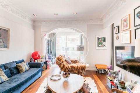RENOVATED FOUR-BEDROOM APARTMENT Unique opportunity! Magnificent renovated apartment ready to move into in a beautiful classic building on Balmes street, with 195m2 built. Ideal for families and professionals. The day area has a spacious and bright l...