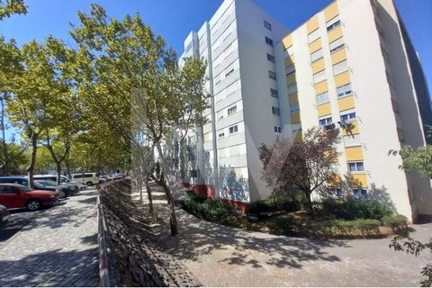 3 bedroom apartment | Santo Antonio dos Cavaleiros | COMPLETELY REFURBISHED | Building with access for people with reduced mobility | Loures | Suite Apartment 4 rooms/divisions. This is an apartment that simply transcends the idea of \u200b\u200bhous...