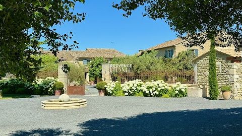 Provence Home, l'agence immobilière du Luberon, vous propose à la vente, un très beau mas du XVIIIème siècle entièrement restauré, proposant environ 380 m2 habitables et de nombreuses dépendances sur un terrain d’environ 2 hectares avec vigne, jardin...