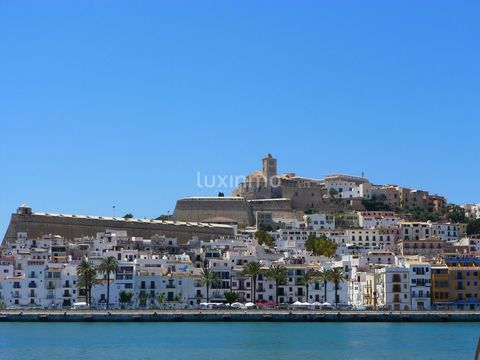 Een unieke kans om eigenaar te worden van een bebouwbaar perceel met adembenemend uitzicht op zee en de bergen in het zeer gewilde gebied S'Eixample-Can Misses, Ibiza. Dit perceel is nu te koop en biedt eindeloze mogelijkheden voor de nieuwe eigenaar...