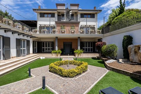 Siamo orgogliosi di presentare questa raffinata ed elegante villa privata, situata nella splendida città di Caserta. Completamente ristrutturata nel 2021, la villa si estende su un'area coperta di circa 500mq e 3000mq di spazi esterni. Progettata con...