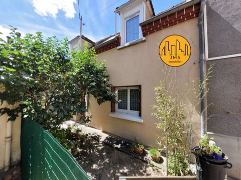 Exclusively JMS IMMOBILIER offers you this pretty townhouse full of charm. On one level a living room opening onto a small terrace with trees and a fitted kitchen, upstairs two bedrooms and a bathroom. 'Charm, no work, an outdoor space' perfect for a...