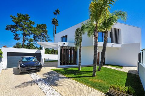 Zeitgenössische Villa, 5 Minuten von den schönen Stränden der Costa da Caparica entfernt, mit Raffinesse entworfen und mit luxuriösen Oberflächen gebaut. Aroeira ist heute ein Referenzort am Südufer des Tejo. Hier können Sie das ganze Jahr über 18 km...