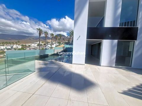 Freistehende Villa ganz in der Nähe des Meeres in Costa Adeje, komplett fertiggestellt und mit atemberaubender Aussicht. Modernes, minimalistisches Design und hochwertige Materialien. Entworfen, um im Freien genossen zu werden, mit mehreren Wohnberei...