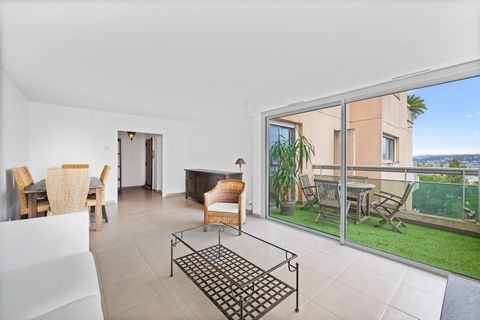   The Praximmo Agency is pleased to present this beautiful 3-room apartment of 83 m2 ideally located in one of the most sought-after areas of Nice. This apartment located on the 2nd floor corresponding to a 3rd floor by the configuration of the build...