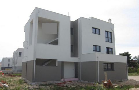 Wohnung in Vodice im 2. Stock, in ruhiger Lage in der Nähe des Stadtzentrums. Eine Wohnung zum Verkauf in einem kleinen Wohngebäude von zwei Etagen, eine komfortable Wohnung auf jeder Etage. Die Wohnung verfügt über: - geräumiges Wohnzimmer mit Küche...