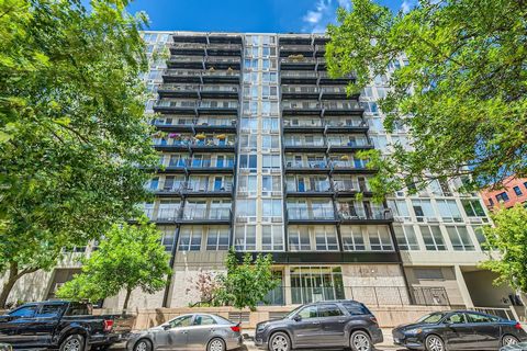 Awesome South facing 1 Bed/1 Bath condo that includes a garage parking spot (a very very big deal in this location). Large living area gets flooded with light with step out balcony that almost runs the entire length of condo. Hardwood floors througho...