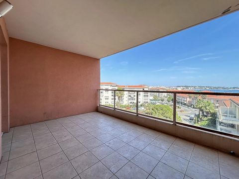 Wij bieden te koop aan een prachtig driekamerappartement gelegen op de vierde verdieping van een rustige residentie in Antibes. Deze woning heeft een dubbele belichting, waardoor helderheid en frisse lucht in elke kamer worden gegarandeerd. De slaapk...