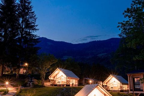 Questo moderno chalet indipendente a un piano si trova nel resort senza auto Chalets & Glamping Nassfeld, inaugurato nel maggio 2022. Si trova ai margini del bosco e nel piccolo comprensorio sciistico Vorhegg. Il piccolo centro di Kötschach-Mauthen s...