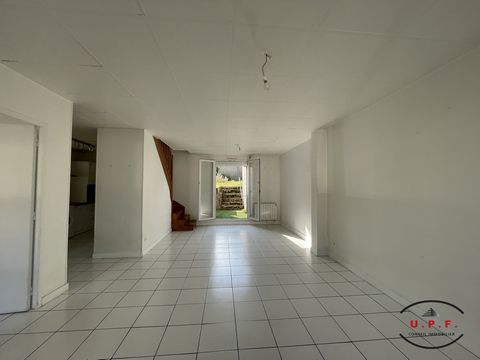 With UPF CONSEIL IMMOBILIER come and discover this independent house with through light, very well located near the square. It consists of: A direct entrance to a living room, a semi-equipped kitchen, an office, a bathroom, a toilet, and a hallway. U...