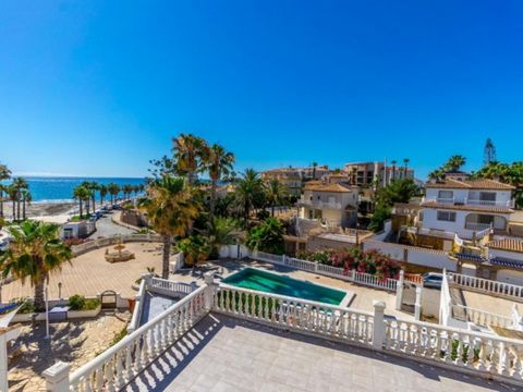 Welkom bij deze fantastische Spaanse klassieke mediterrane strandvilla in Playa Flamenca, Orihuela Costa! Deze fantastische woning ligt in een bevoorrechte omgeving waar veel mensen van dromen om te wonen, aangezien het slechts een minuut lopen is na...