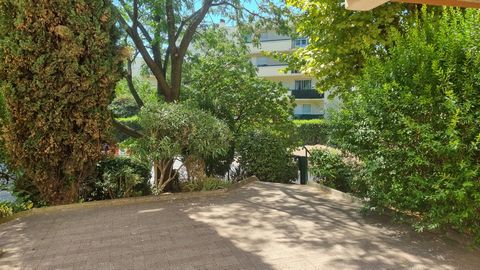 In einer ruhigen und sicheren Residenz, nacktes Tablett zu renovieren oder kann als Stauraum für einen Handwerker dienen. Das Hotel liegt in der Nähe der Avenue de Lodève.