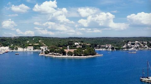 MENORCA IST EIN NAHE PARADIES. In dieser bezaubernden Ecke befindet sich ein Gebäude, das die Essenz des Küstenlebens einfängt. Anmutig steht es da und bietet an seinem Sockel zwei Garagen und im ersten Stock ein 180 m² großes Haus. Im zweiten Stock ...