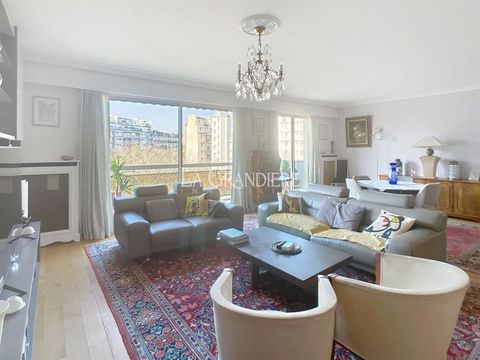 FOR SALE Paris 16 - Auteuil Sud - 3rd floor - 3 rooms - 2 bedrooms - 96 m2 - 1 170 000€ This apartment in GOOD CONDITION and very bright, with a plan without loss of space, is located on the 5th floor of a recent building. It is made up as follows: a...