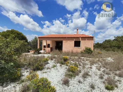 Einfamilienhaus auf einem Grundstück mit 5.000 m2, komplett eingezäunt und mit herrlichem Blick auf das Meer und die Berge. Die Villa muss saniert werden und ist mit einer solaren Ausrichtung überwiegend nach Süden ausgerichtet, mit Meerblick. Hohes ...