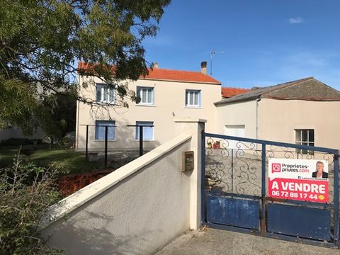 LA ROCHELLE (17000) à 20 mins, dans le charmant village de BOUHET, proche de Ferrières et sa zone commerciale, belle maison familiale de 114 m2 dans un jardin clos de 740 m2 avec garages et dépendances aménageables. Très beau potentiel. Composée en R...