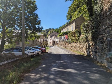 Maison de village à rénover avec grand grenier à aménager.