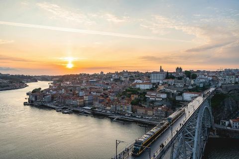 Ten przytulny apartament, położony w samym sercu Porto, oferuje idealne połączenie komfortu i wygody, dzięki czemu jest idealnym wyborem zarówno na krótkie wypady, jak i dłuższe pobyty. Przestrzeń o powierzchni 35 m² jest starannie urządzona z nowocz...