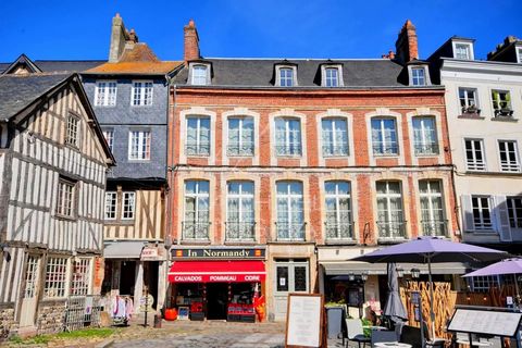 In Normandië, in Honfleur, zeldzaam 18e-eeuws herenhuis in een complex van gebouwen met mede-eigendom, gelegen in het hart van het kunstplein en het historische centrum. Dit prachtige ensemble met een woonoppervlakte van ca. 300 m² strekt zich uit ov...
