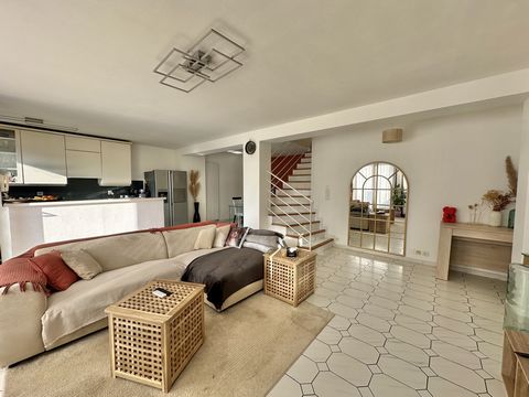 NOUVEAUTE IMMO 5 ! Venez découvrir cette maison en plein coeur du centre-ville de Gournay sur Marne, à seulement 500 m des écoles et des commerces, ce pavillon bénéficie de la proximité des commodités tout en étant dans une ruelle calme. Composé d'un...