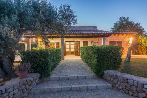 La casa cuenta con una piscina privada de cloro, de 9m x 4.5m y una profundidad de 1m a 2m. Hay días donde seguramente no desea salir, sino quedarse en casa, nadar en la piscina, tomar el sol en una de las seis tumbonas y compartir momentos en famili...