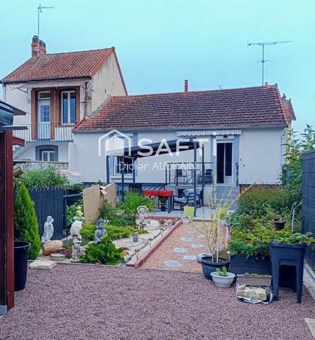 Idéalement située au cœur de la ville de Montluçon dans l'Allier, cette maisonnette en parfait état est proche de nombre de commodités ce qui facilite la vie quotidienne. A l'arrière on découvre un petit bijou, un jardinet aux connotations japonisant...
