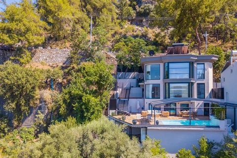 Un espace de vie luxueux et privé à Fethiye Karagözler   Une vue unique, un design élégant et une vie où le confort se fait sentir au plus haut niveau... Située à Fethiye Karagöz, cette villa n’est pas seulement une propriété, elle offre une expérien...