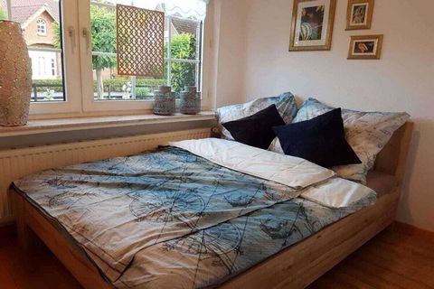 Charmante, neu und modern eingerichtete Ferienwohnung mit separatem Eingang, 1 Schlafzimmer, Wohnzimmer mit einem Schlafsofa, Massagesessel, begehbarer Dusche, Abstellraum und großer gemütlicher Gartenhütte mit TV , die zum Grillen einlädt!