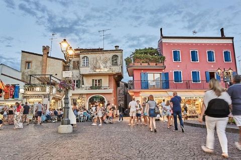 Questo grazioso appartamento al 1° piano offre uno spazio abitativo accogliente e funzionale, ideale per un soggiorno rilassante. La cucina aperta è dotata di piano cottura, cappa, frigo-congelatore e lavandino, rendendo la preparazione dei pasti fac...