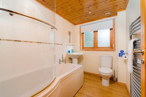 The chalet w Fritton ma 2 sypialnie i obłożenie dla 4 osób. Nocleg od 150 m², Z widokiem na jezioro. Znajduje się w pobliżu 0 m polu golfowym 