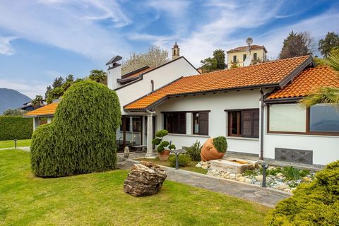 Op een bevoorrechte positie in de heuvels, op slechts een paar minuten lopen van het historische centrum van Intra, geniet deze prachtige villa van een adembenemend uitzicht over het Lago Maggiore en de Golf Borromeo. Ondergedompeld in rust en licht,...