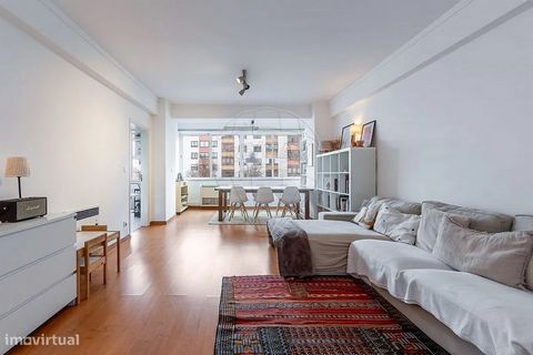 Excelente T3 na Quinta Grande em Alfragide Situado numa das zonas mais prestigiadas de Alfragide, este apartamento oferece uma combinação de conforto, espaço e excelente localização. Este imóvel destaca-se pela sua fácil acessibilidade, pelas suas ár...