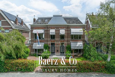 De Zuidoostersingel is één van de statige wateraders die Harlingen rijk is en langs het Harmenspark en het Bolwerk kronkelt. De Singel geeft in de zomer gezellige reuring van de boten van vakantiegangers en in de winter (wanneer het hard genoeg heeft...