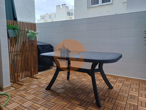 Apartamento T2 para arrendamento ( de Outubro a Maio) em zona central de Vila Real De Santo Antonio, Este simpático apartamento tem 2 quartos(já com roupeiros embutidos),1 wc , cozinha relativamente recente com terraço e ainda uma pequena varanda na ...