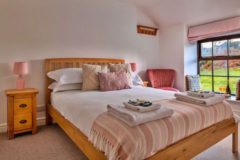 Discover the perfect retreat in this charming Welsh cottage located in the peaceful village of Dolwyddelan within Snowdonia National Park. Surrounded by breathtaking views of Snowdon and Moel Siabod, the cottage offers a cozy yet modern base for expl...