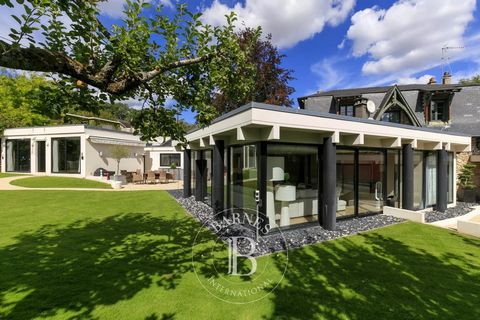 Superbe maison ancienne avec agrandissements à La Celle-Saint-Cloud, sans vis-à-vis, au calme, lumineuse, exposition Sud, de 330 m² habitables dont 290 m² de plain-pied, salle de sport, grand jacuzzi - hammam - douche, sur un terrain plat de 863 m², ...