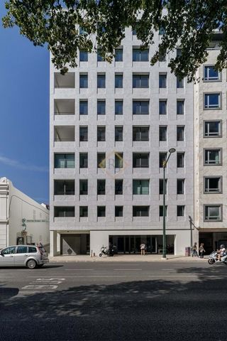 Este espaço comercial está localizado numa zona de prestígio e procurada do Rato, em Lisboa, a uma curta distância do icónico Marquês de Pombal, incorporado num edifício novo e moderno. Com grandes janelas do chão ao teto, o espaço é distribuído por ...