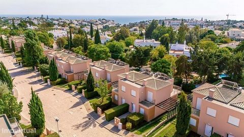 O Lumina Villas é um condomínio privado exclusivo, a apenas 5 minutos das praias de Carvoeiro, composto por 58 moradias geminadas modernas com amplos espaços interiores e exteriores. Cada moradia distribui-se por três pisos e inclui jardins e terraço...