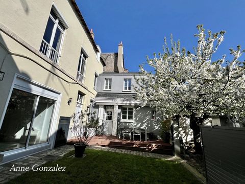 Superbe Maison de ville - Orléans entre Coeur de ville et bords de Loire, double réception, 5 chambres, garage cave et jardin paysager et clos