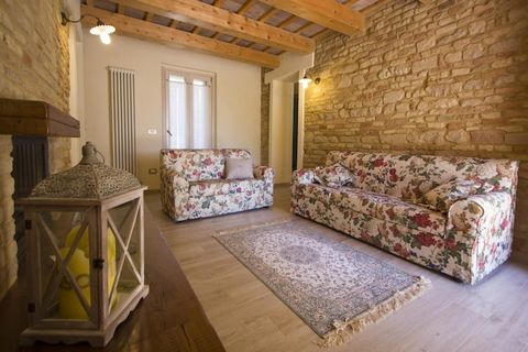 Dieses 5-Schlafzimmer-Ferienhaus in Fano bietet Platz für eine Gruppe oder 10-köpfige Familie. Ein herrliches Landhaus in warmen Erdfarben inmitten schöner Olivenhaine. Es begrüßt Sie in einem schönen möblierten Garten, der das Haus umgibt. Amüsieren...