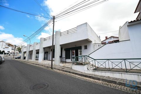 2 lojas, 100 m² + mezzanino – Transforme num loft de sonho a 20 min de Lisboa! Duas lojas lado a lado. Um volume impressionante. Um preço irresistível. Este é o tipo de oportunidade que faz brilhar os olhos de quem sabe investir bem. 100 m² no piso +...