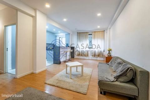 T3 Renovado no Porto. Excelente apartamento no centro de cidade do Porto. Todo renovado com uma área total de 97 metros quadrados, transformado num amplo T2. Este imóvel encontra-se no rés do chão num prédio de 7 pisos. Próximo da zona do Campo 24 de...