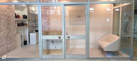 Loja , Bonfim, Porto Esta loja com 26m2 foi recentemente toda remodelada e está inserida num centro comercial da zona do Porto. Pronta a começar aqui o seu novo negócio. Se o seu negócio for na área da estética, o recheio poderá também ficar incluido...