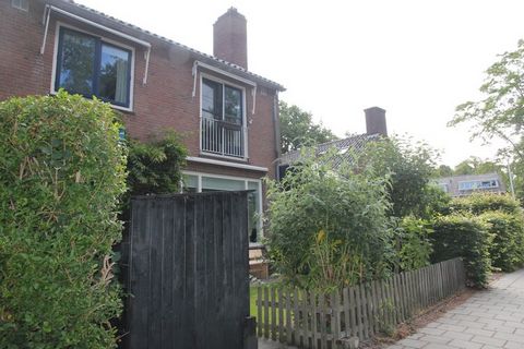 Dieses gemütliche und charmante Haus mit schönen großen Garten befindet sich nur wenige Gehminuten von Geschäften und Heilooerbos entfernt. Van hieruit kunt u mooie wandelingen maken en naar het strand van Egmond fietsen. Of een dagje gaan winkelen i...